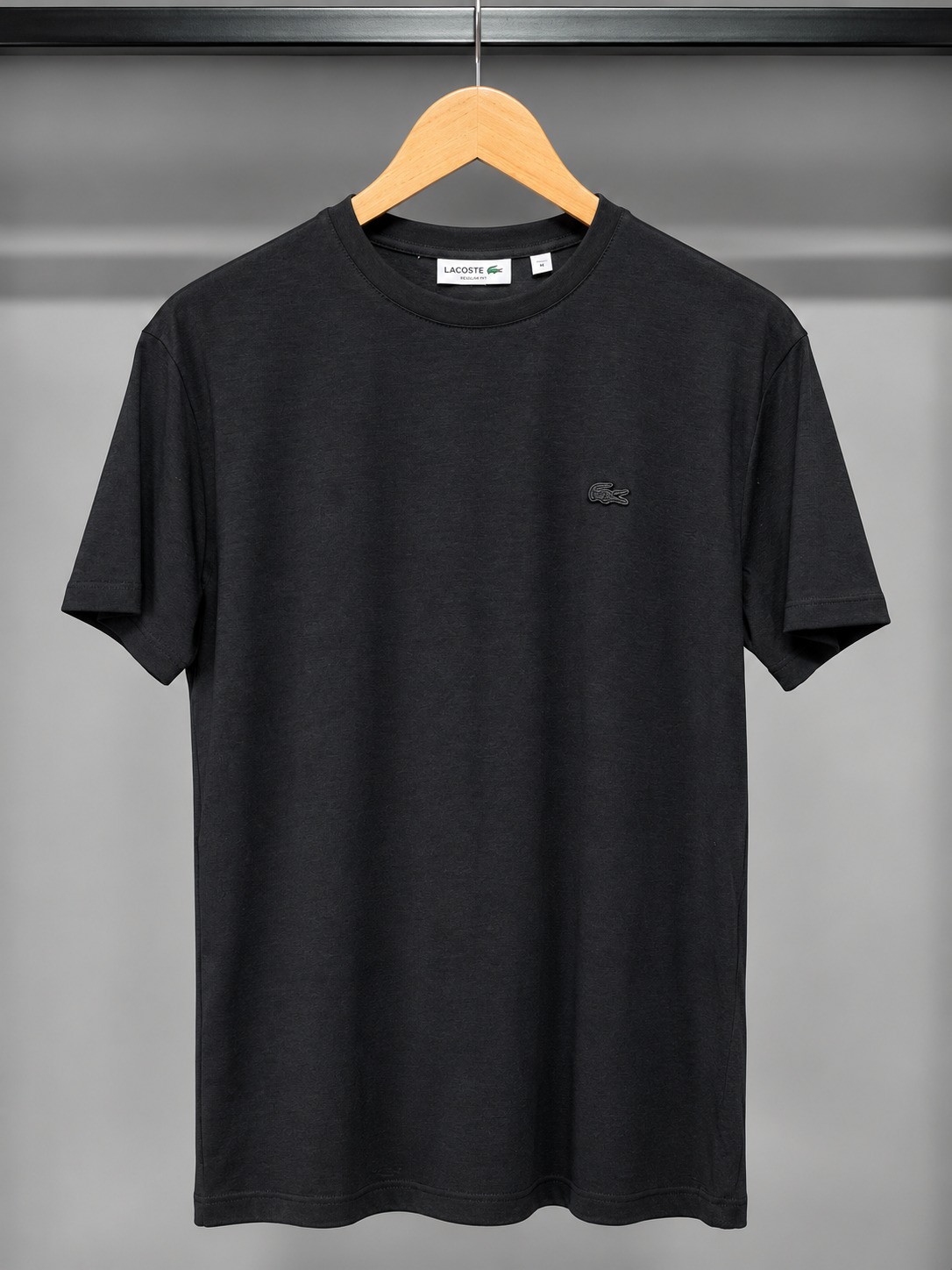 Camiseta Lacoste monocromática — foto principal